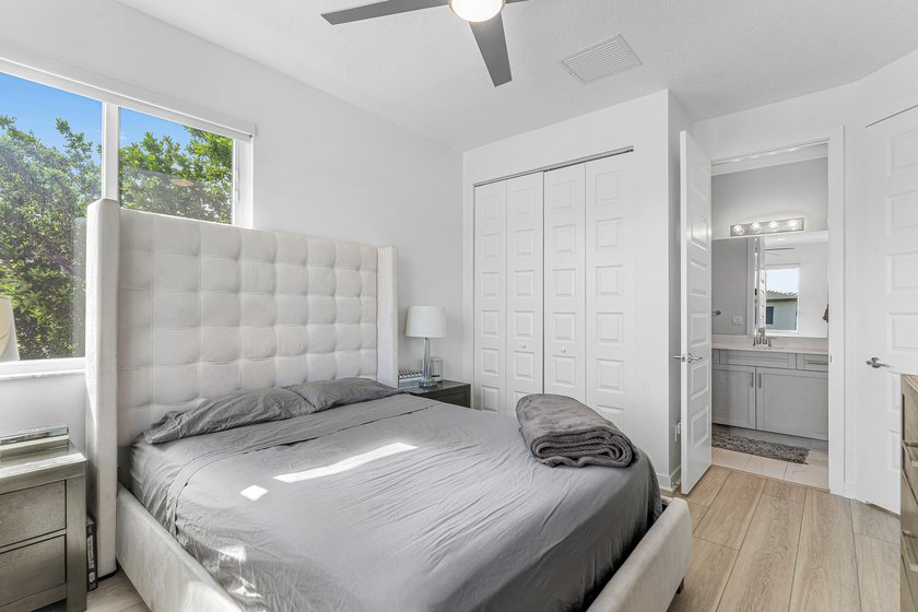 Gorgeous, modern 4 bd/ 3.5 bath end unit townhome in the heart - photo 25