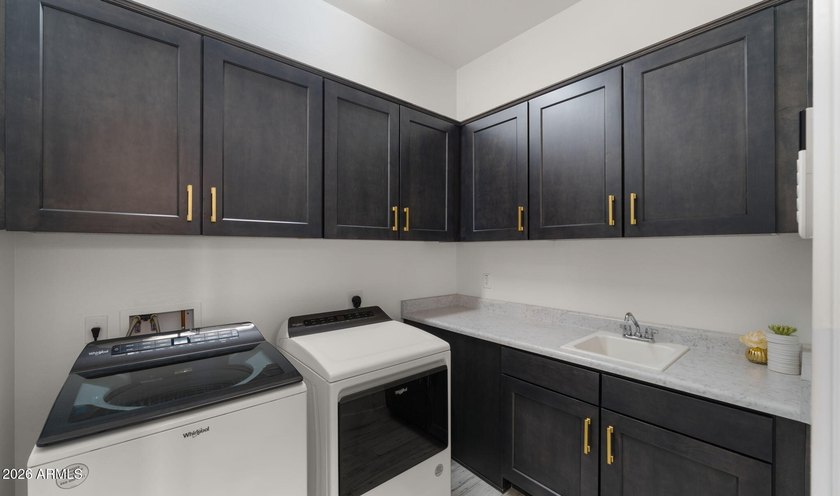 Beautifully upgraded Blandford home offering 3 BRs and 3 full - photo 27