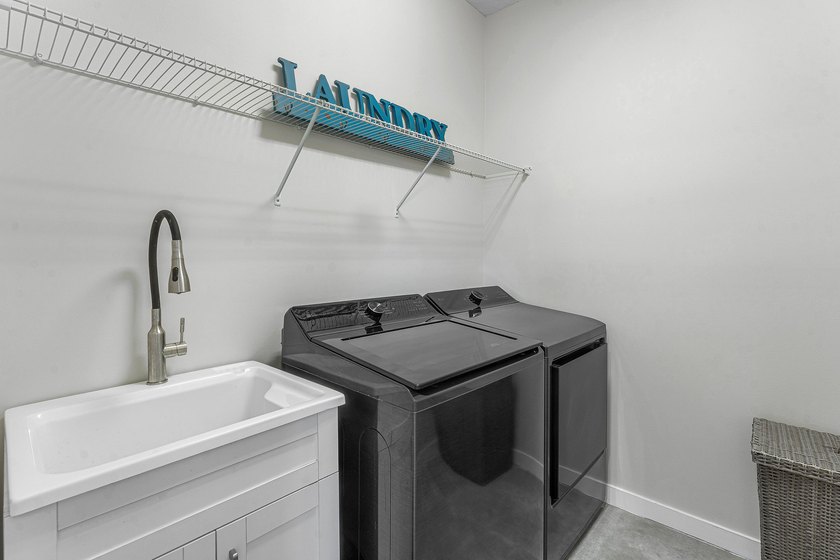 Gorgeous, modern 4 bd/ 3.5 bath end unit townhome in the heart - photo 32