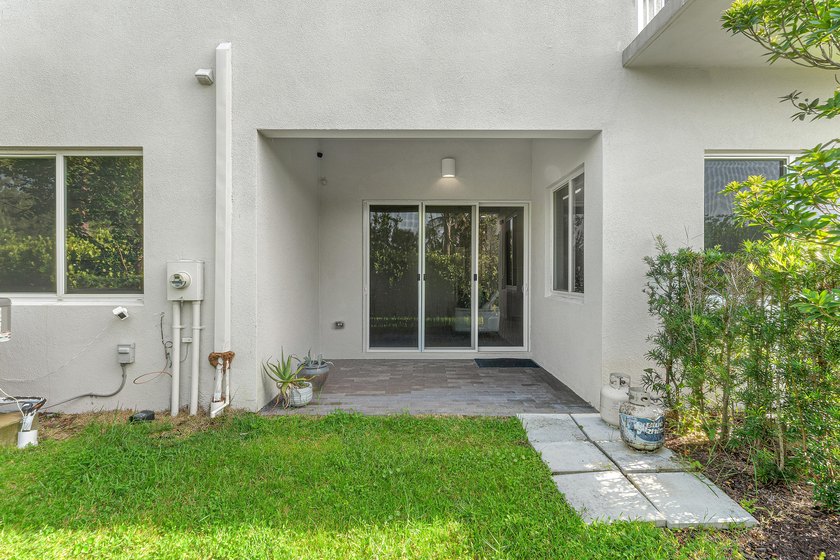 Gorgeous, modern 4 bd/ 3.5 bath end unit townhome in the heart - photo 33