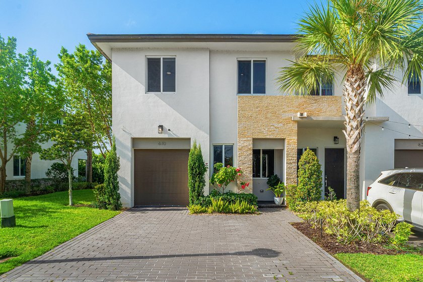 Gorgeous, modern 4 bd/ 3.5 bath end unit townhome in the heart - photo 34