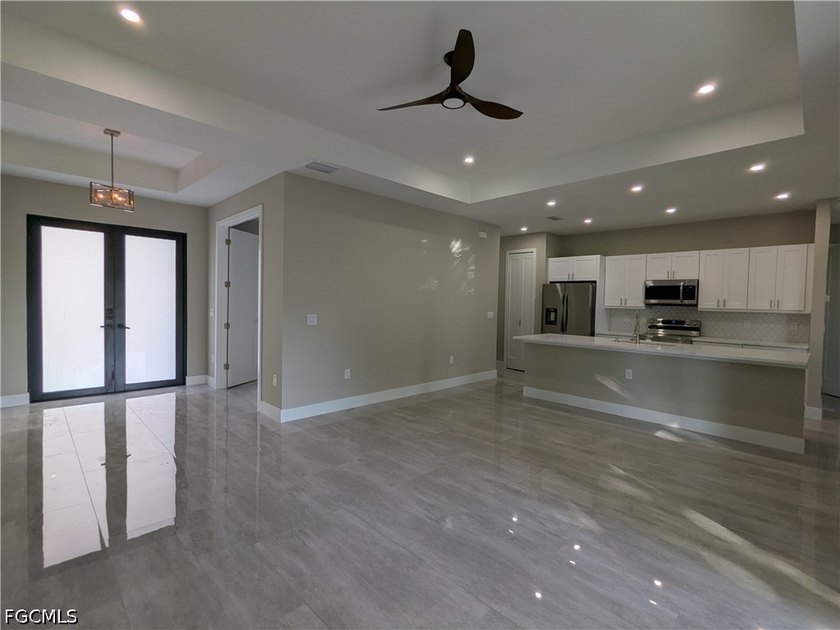 Move in ready! Beautiful new custom upgraded open floor plan - photo 8