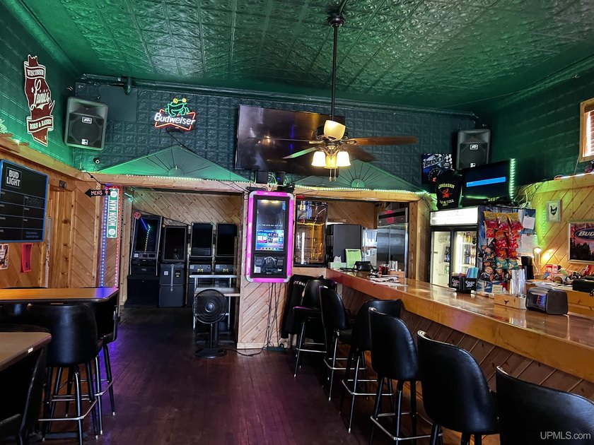 Discover a fantastic opportunity with this popular bar and grill - photo 12