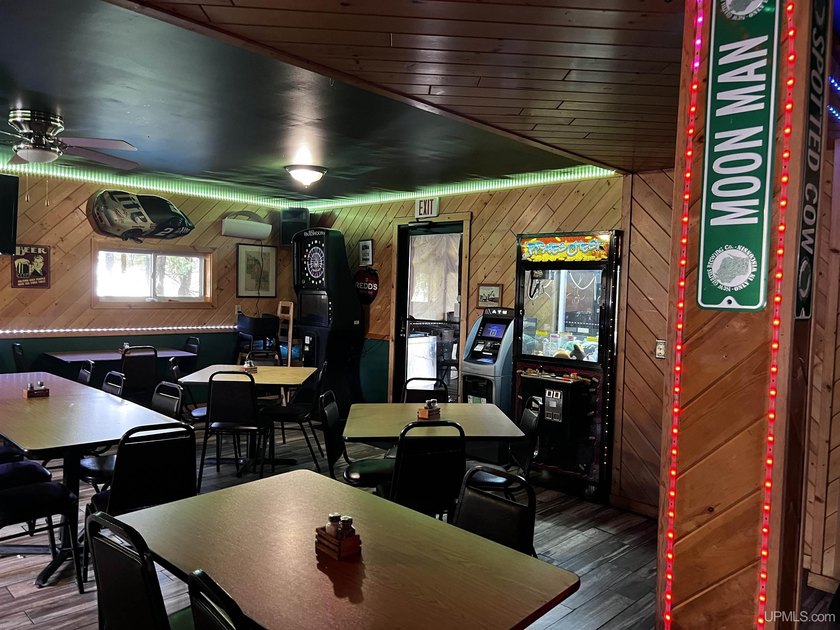 Discover a fantastic opportunity with this popular bar and grill - photo 14