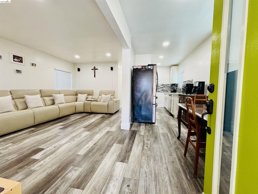 Stylishly updated 2-bedroom, 1-bath home in Oakland offering - photo 2