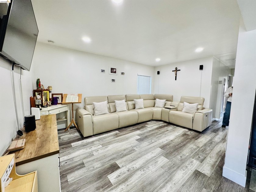 Stylishly updated 2-bedroom, 1-bath home in Oakland offering - photo 6