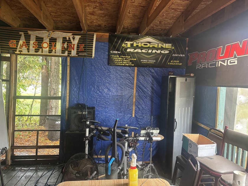 Discover a fantastic opportunity with this popular bar and grill - photo 26