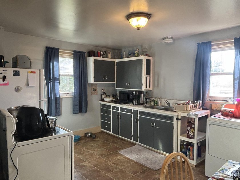Discover a fantastic opportunity with this popular bar and grill - photo 39