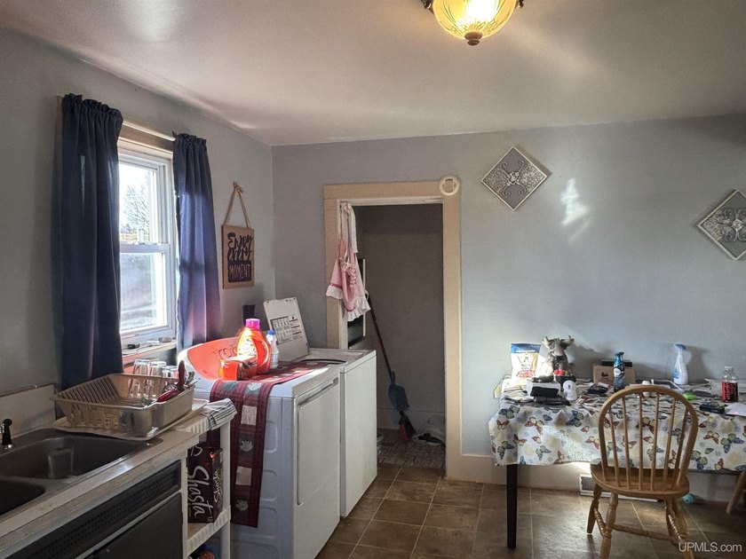 Discover a fantastic opportunity with this popular bar and grill - photo 40