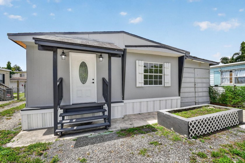 Spacious, Open and Newly Renovated 3BR /2BA home w/ contemporary - photo 2