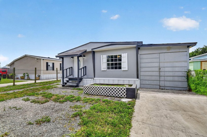 Spacious, Open and Newly Renovated 3BR /2BA home w/ contemporary - photo 3