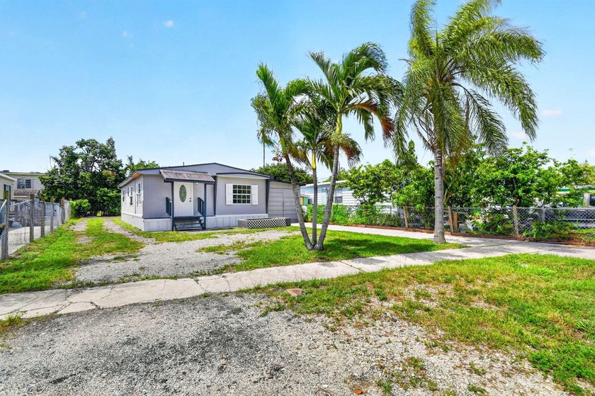 Spacious, Open and Newly Renovated 3BR /2BA home w/ contemporary - photo 4