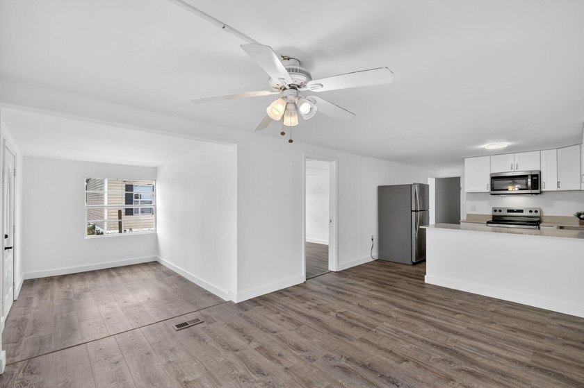 Spacious, Open and Newly Renovated 3BR /2BA home w/ contemporary - photo 5