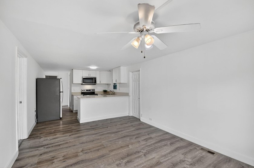 Spacious, Open and Newly Renovated 3BR /2BA home w/ contemporary - photo 7