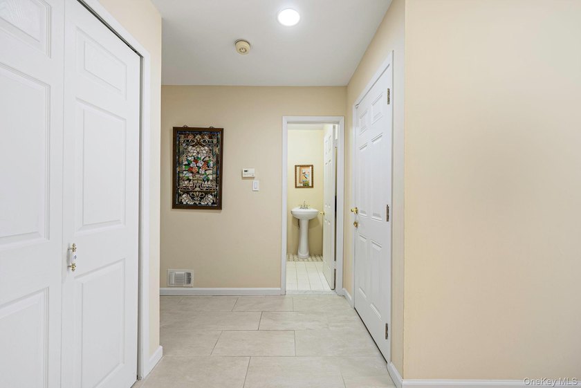 Oceanside - Brower Oakview Condominium - Beautiful 3-bedroom, 2 - photo 14