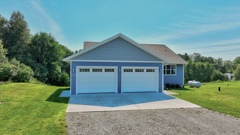 Enjoy lakefront living in this 4-bedroom, 3-bath home on scenic - photo 34