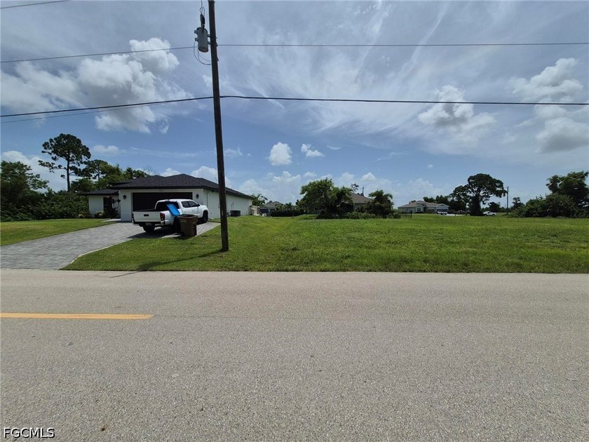 Great buildable lot in an up-and-coming neighborhood surrounded - photo 3