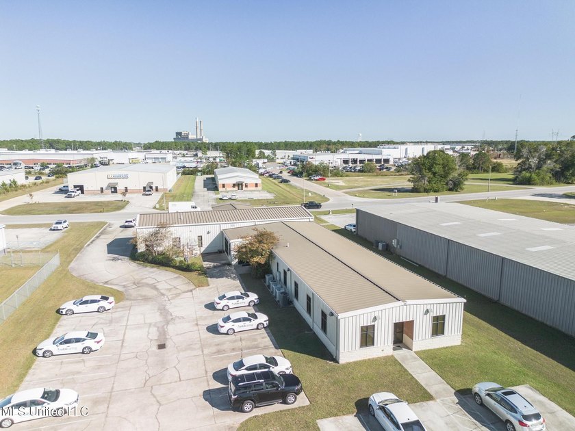7,830 SqFt office building for sale in sought after Intraplex 10 - photo 8