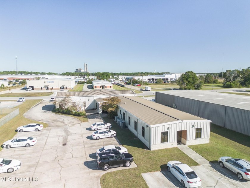 7,830 SqFt office building for sale in sought after Intraplex 10 - photo 9