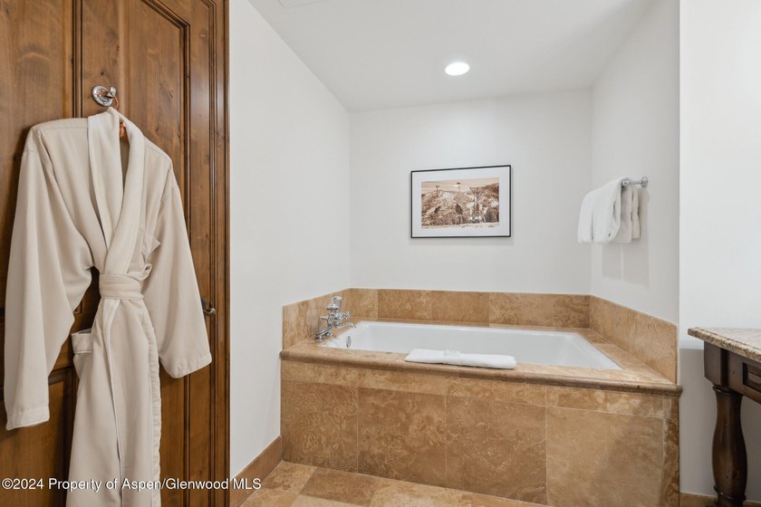 2024 renovations completed (including new decor, furniture - photo 15