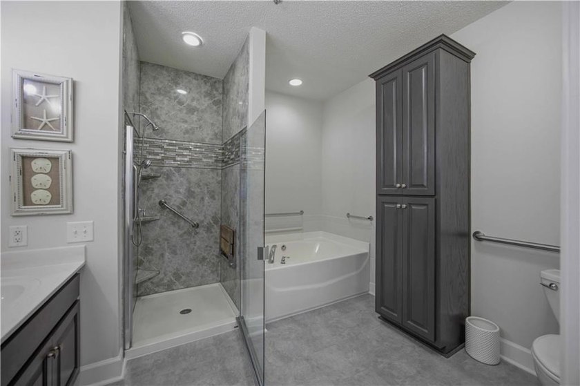 Waterfront ground-floor walk-out condo, beautifully updated and - photo 20
