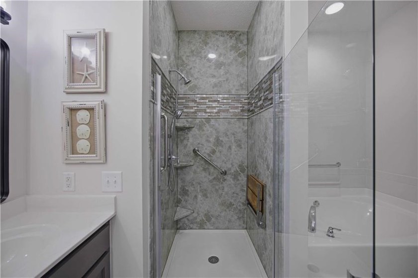 Waterfront ground-floor walk-out condo, beautifully updated and - photo 21