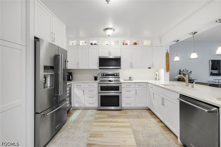 Welcome to this completely remodeled 3-bedroom, 2-bath residence - photo 8