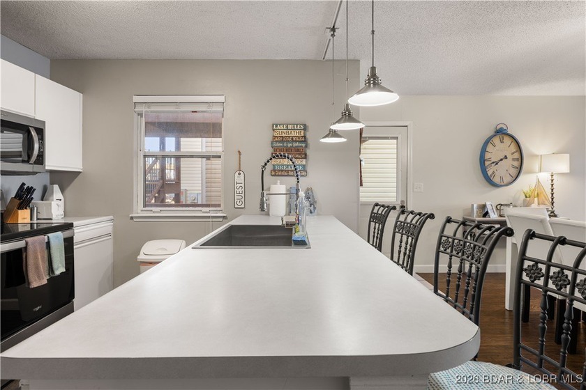 Enjoy lake life at its finest in this beautifully styled 3-bed - photo 12