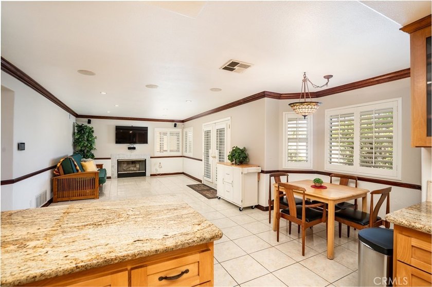 Dramatic ceilings, ocular and arched transom windows, walk-in - photo 12