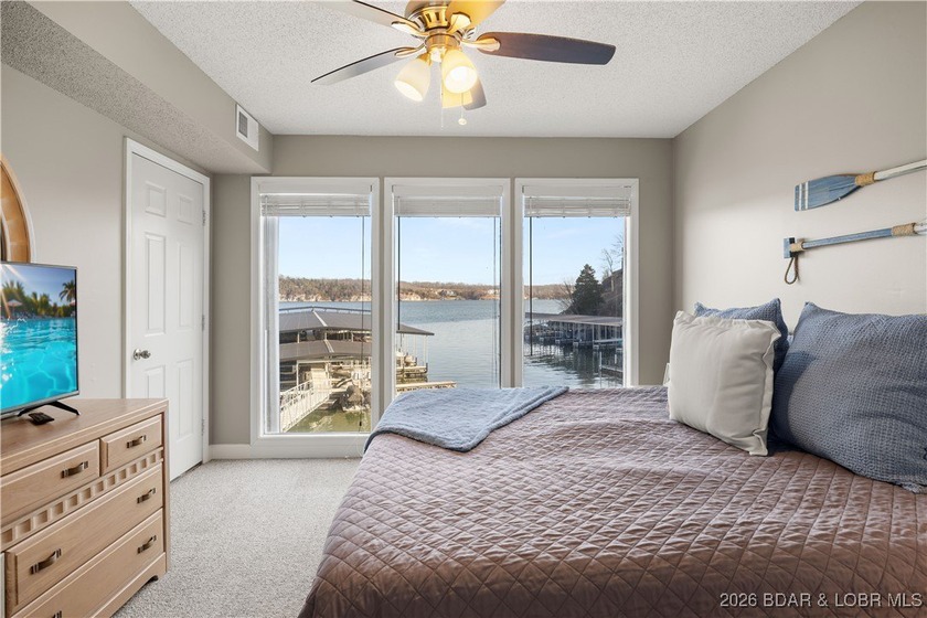 Enjoy lake life at its finest in this beautifully styled 3-bed - photo 16