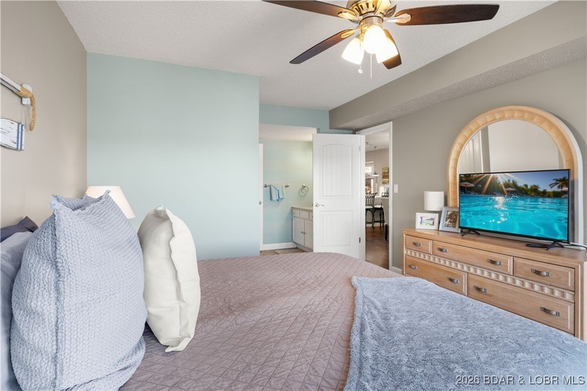 Enjoy lake life at its finest in this beautifully styled 3-bed - photo 17