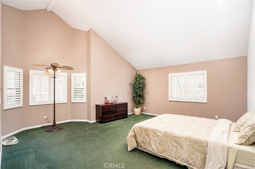 Dramatic ceilings, ocular and arched transom windows, walk-in - photo 23