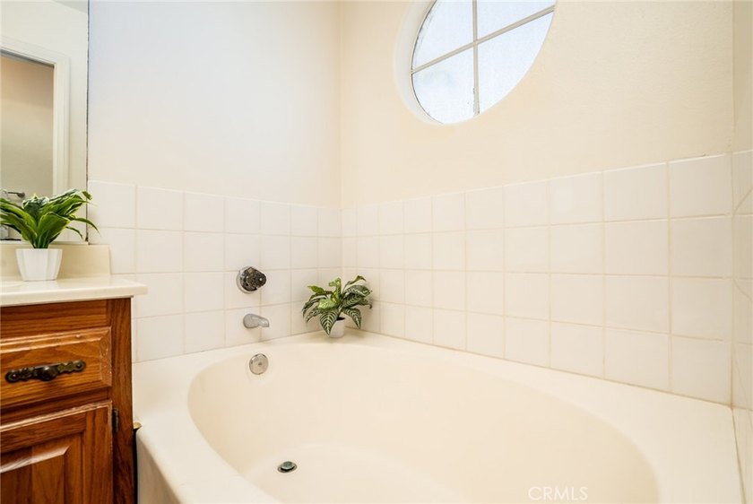 Dramatic ceilings, ocular and arched transom windows, walk-in - photo 26