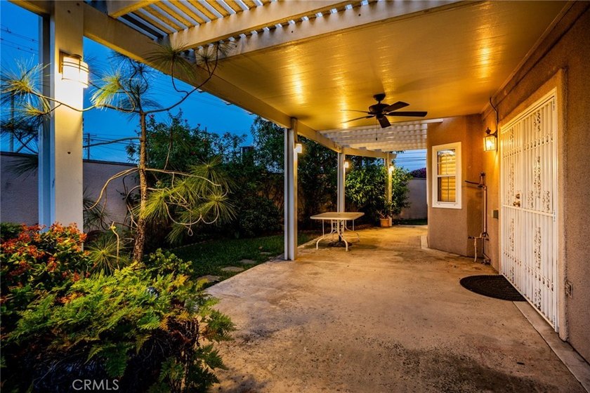 Dramatic ceilings, ocular and arched transom windows, walk-in - photo 28