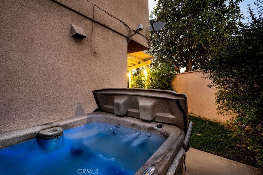 Dramatic ceilings, ocular and arched transom windows, walk-in - photo 30
