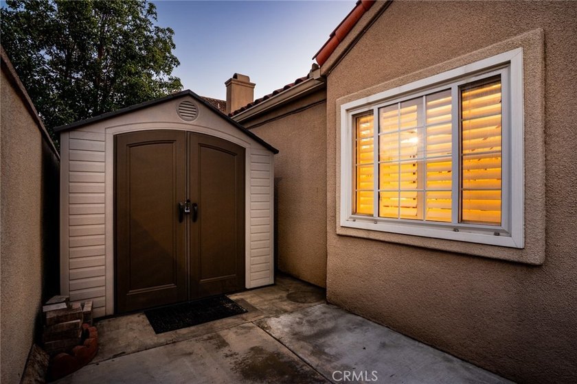 Dramatic ceilings, ocular and arched transom windows, walk-in - photo 31