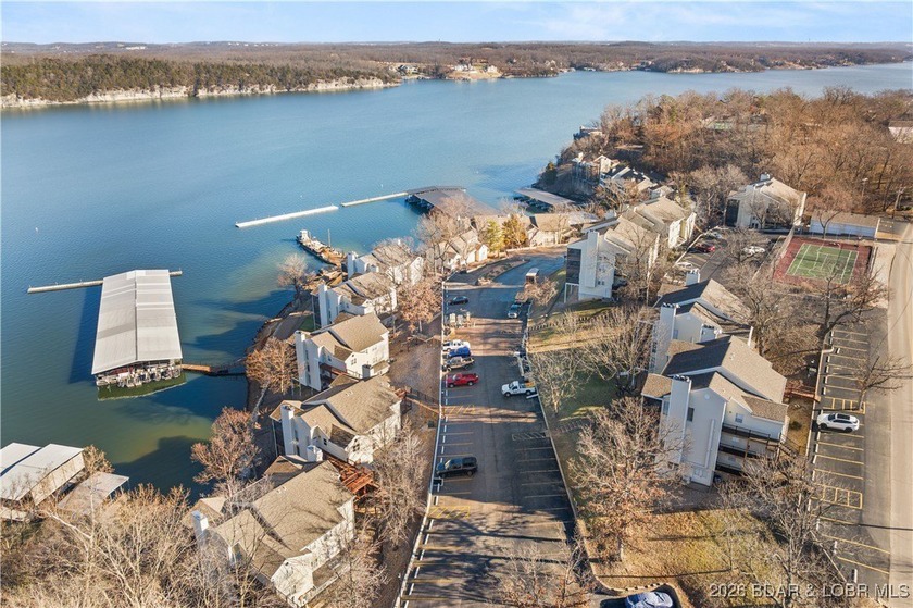 Enjoy lake life at its finest in this beautifully styled 3-bed - photo 32