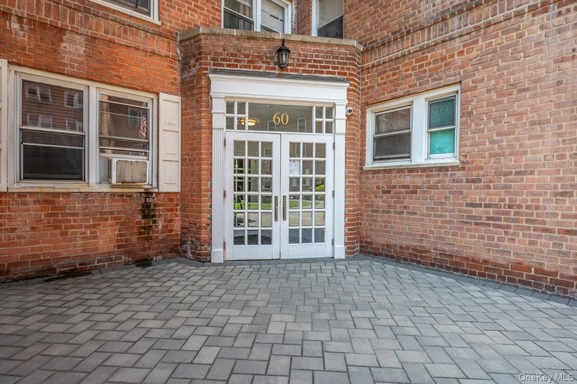 Fabulous top floor 2 bedroom unit close to the new bustling - photo 3
