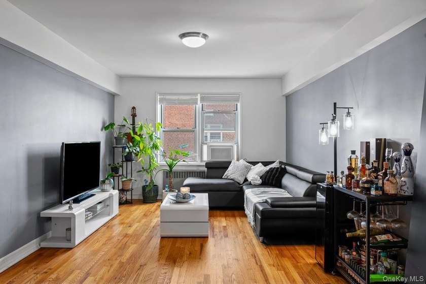Fabulous top floor 2 bedroom unit close to the new bustling - photo 6