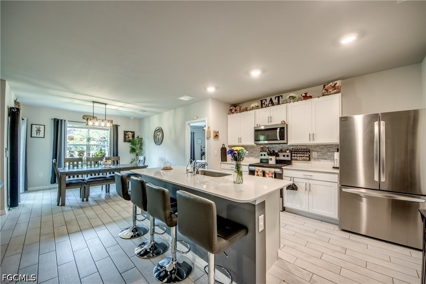 Don't miss this like-new 2024 D.R. Horton Aria model in vibrant - photo 3