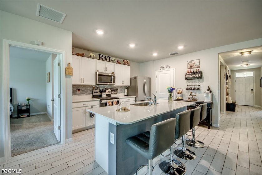 Don't miss this like-new 2024 D.R. Horton Aria model in vibrant - photo 4