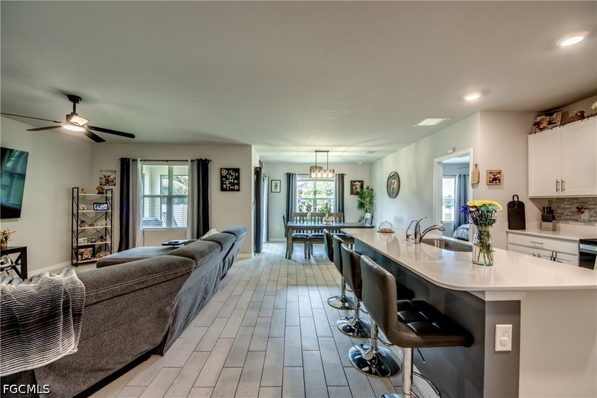 Don't miss this like-new 2024 D.R. Horton Aria model in vibrant - photo 5