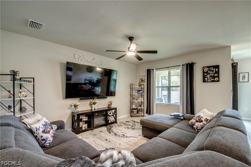 Don't miss this like-new 2024 D.R. Horton Aria model in vibrant - photo 8