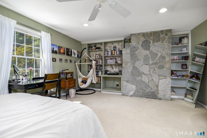 Welcome to this sun-filled ranch offering breathtaking - photo 20