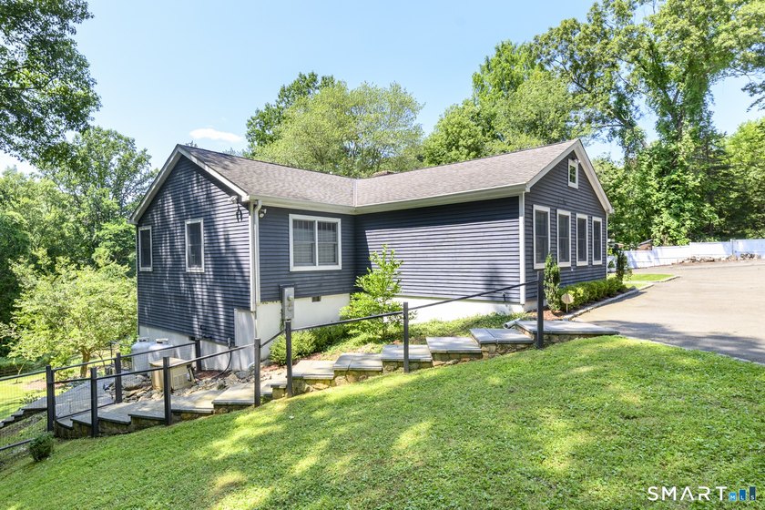 Welcome to this sun-filled ranch offering breathtaking - photo 35