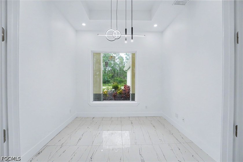 This impressive property offers 5 bedrooms plus a den, 6 - photo 5