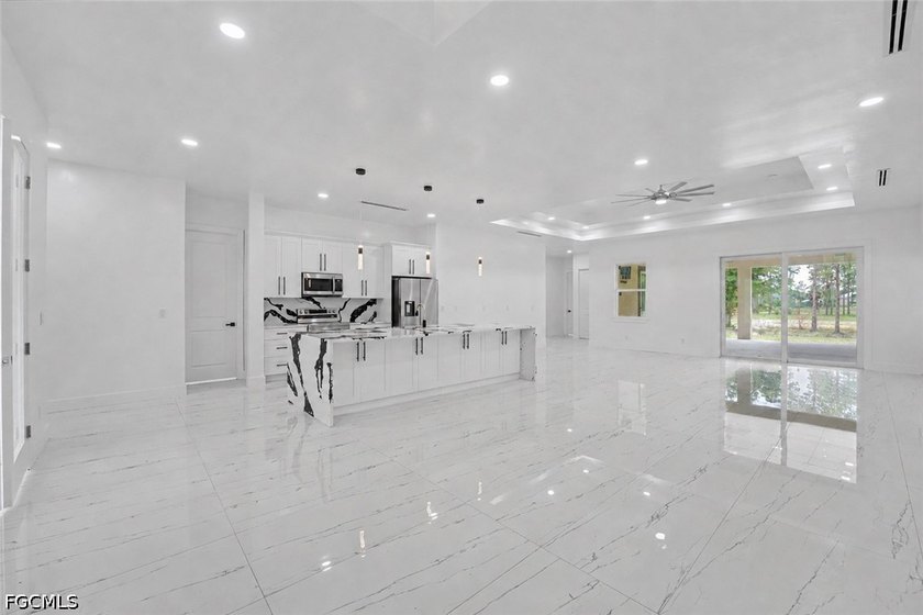 This impressive property offers 5 bedrooms plus a den, 6 - photo 6