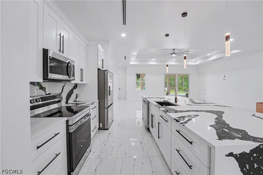 This impressive property offers 5 bedrooms plus a den, 6 - photo 8
