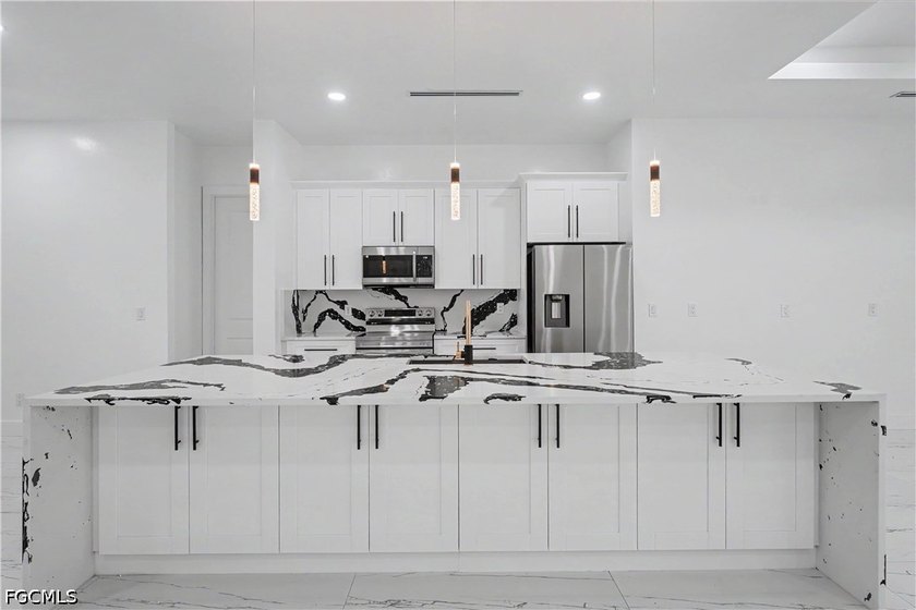 This impressive property offers 5 bedrooms plus a den, 6 - photo 9