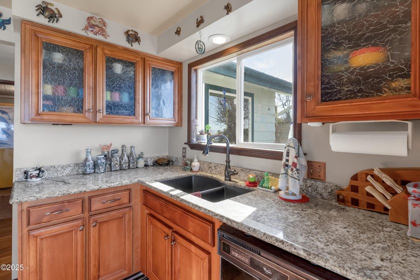 Ocean View 2 bedroom/2 bathroom home located in Depoe Bay, known - photo 15